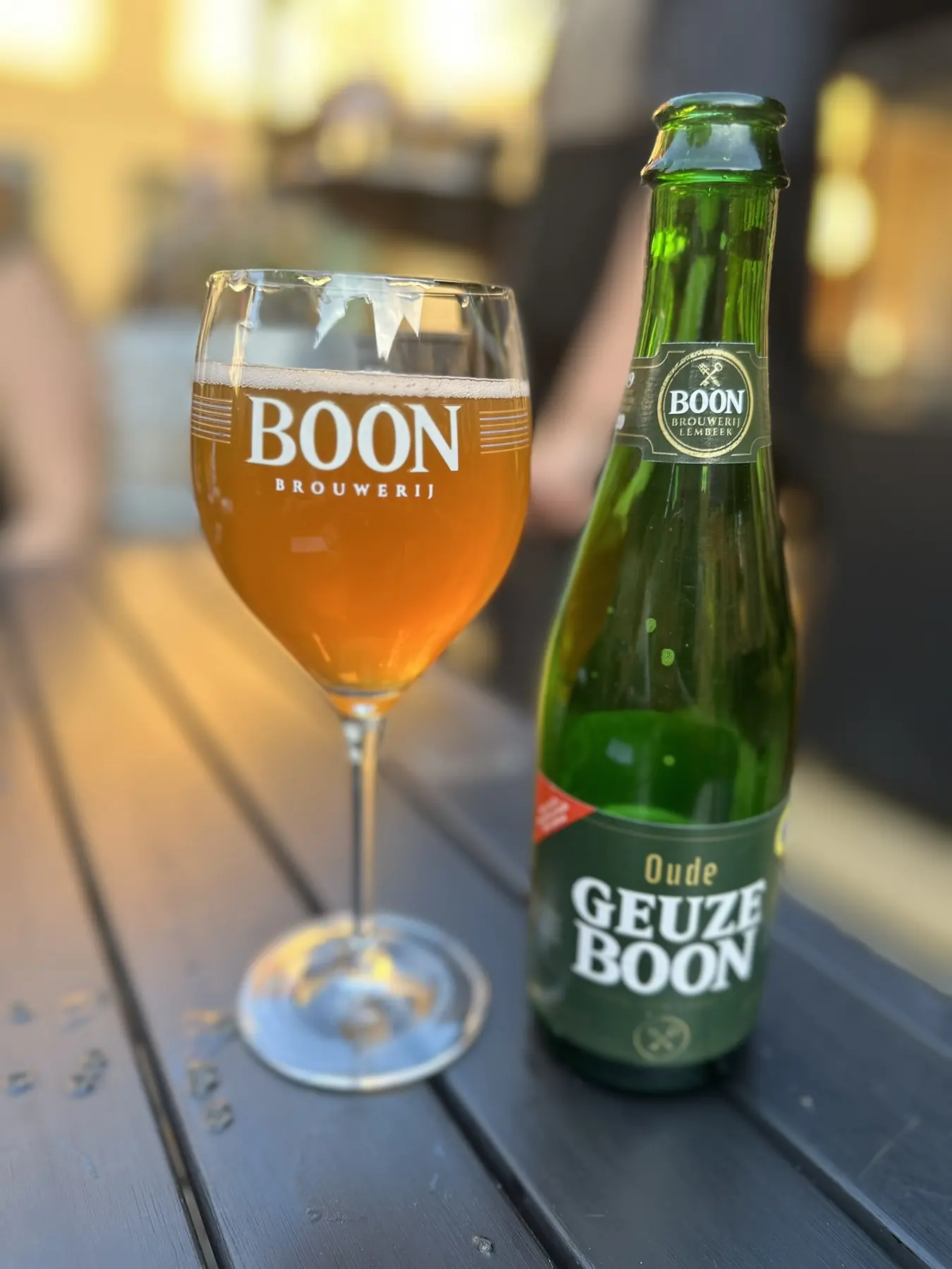 Boon Oude Geuze i glas og flaske på terrassen