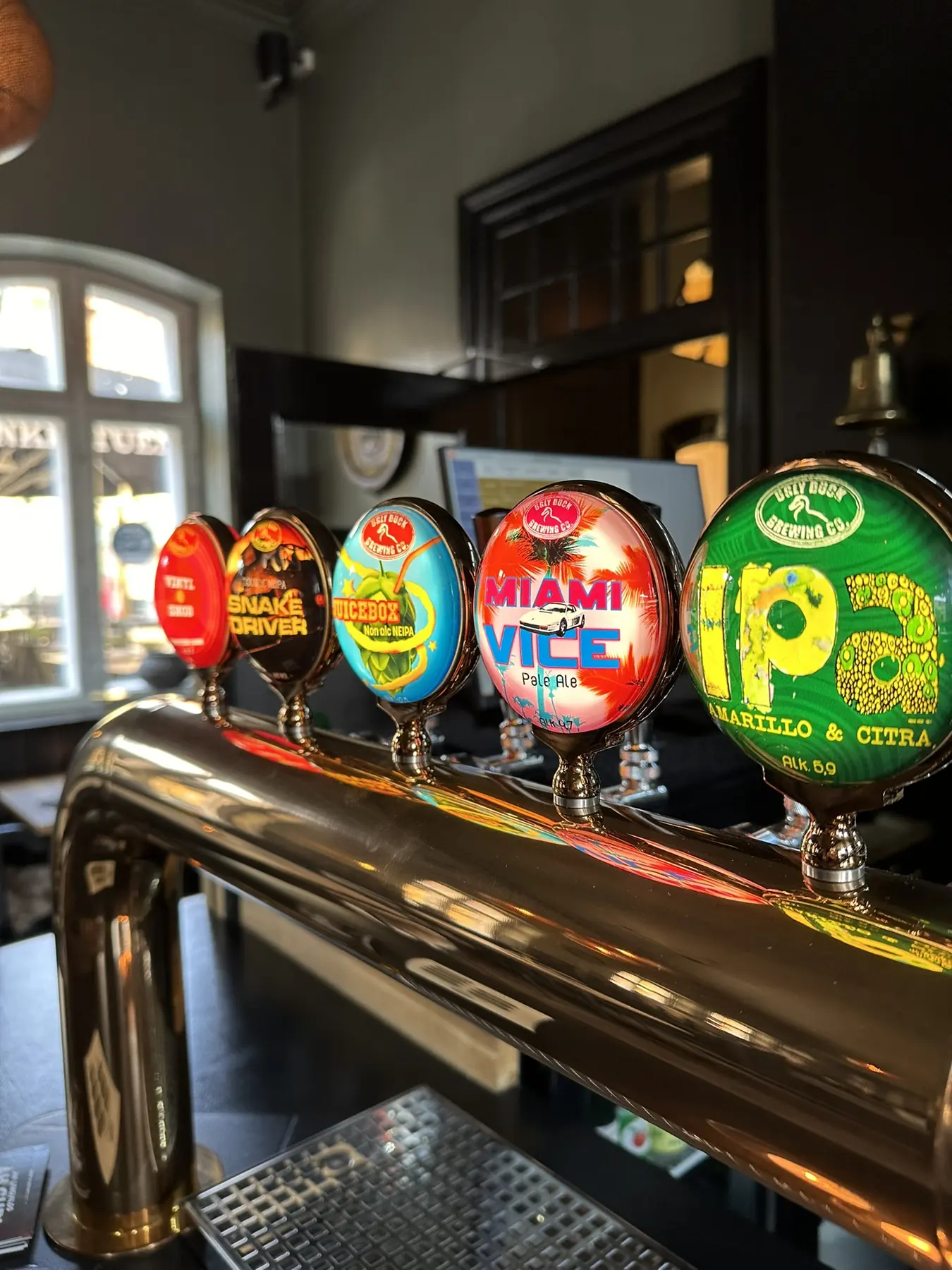Fadølshanerne i baren med farverige håndtag