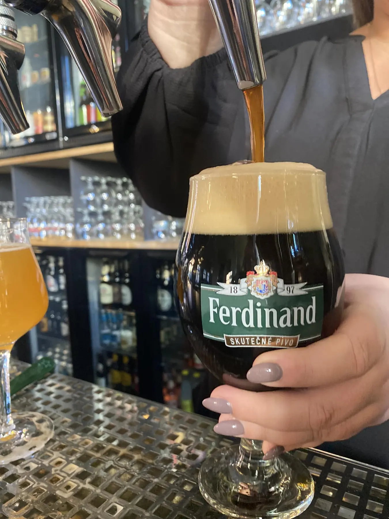 Mørk fadøl tappes i et Ferdinand-glas