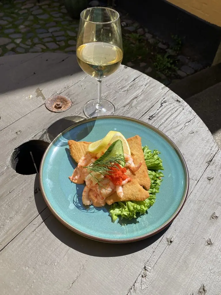Stjernekaster med fiskefilet, rejer og citron på turkis tallerken