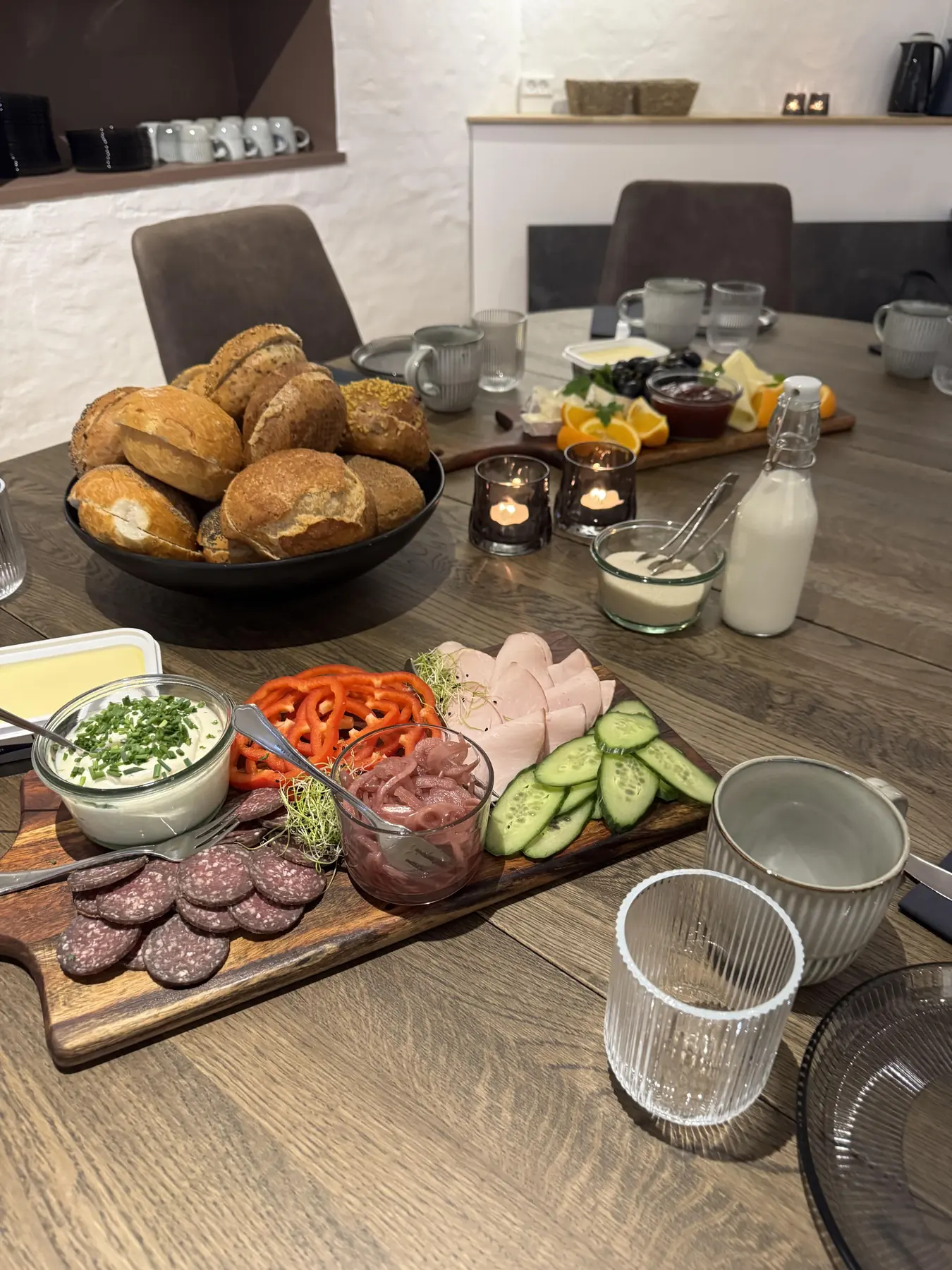 Frokostbord med brød og pålæg