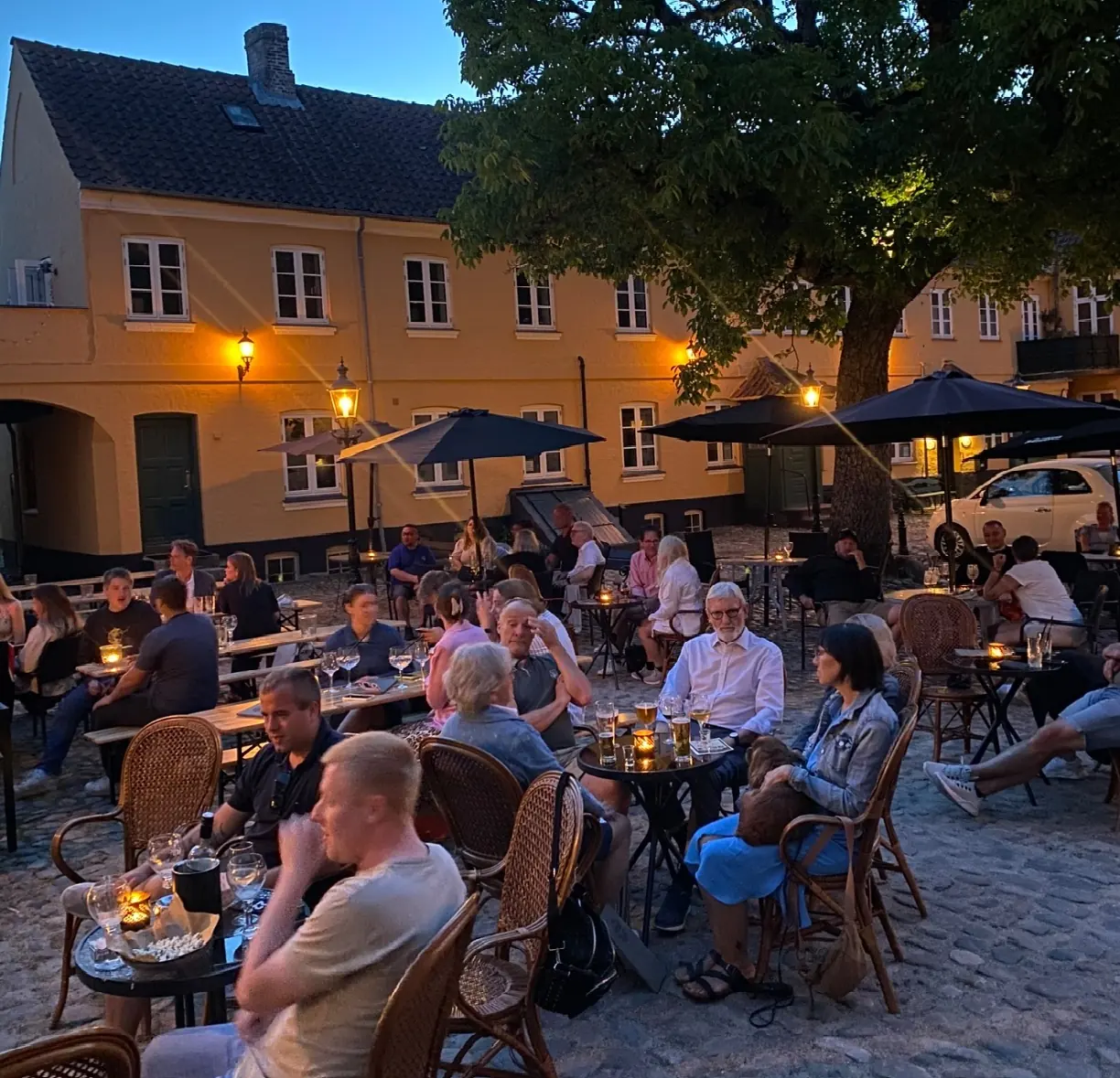 Gården fyldt med gæster en sommeraften