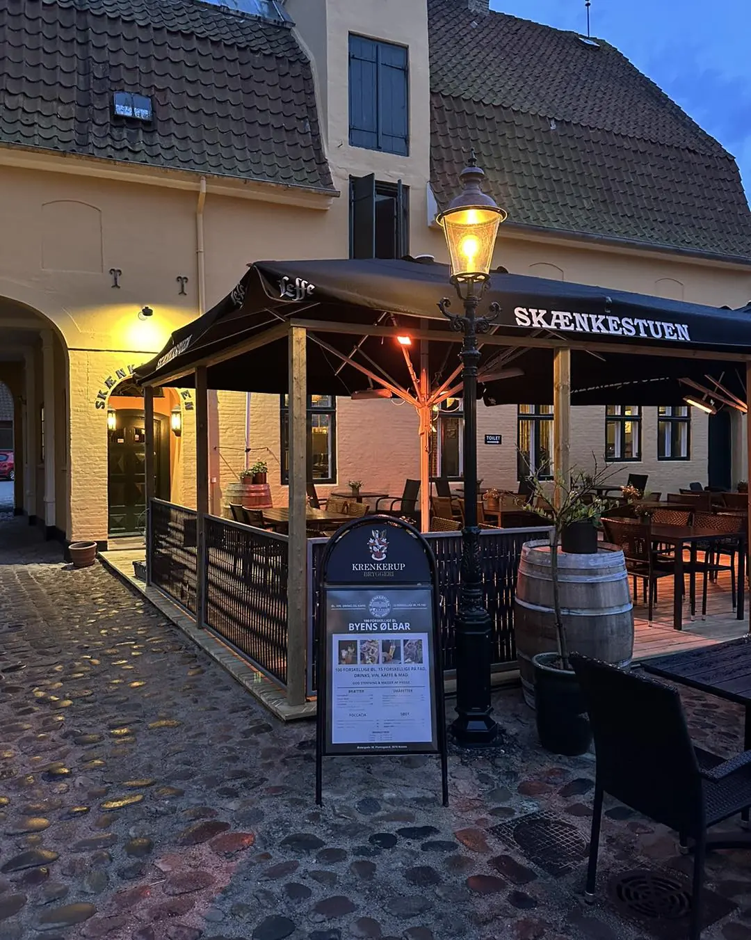 Indgangen til Skænkestuen i Plums Gård med lygte og skilt