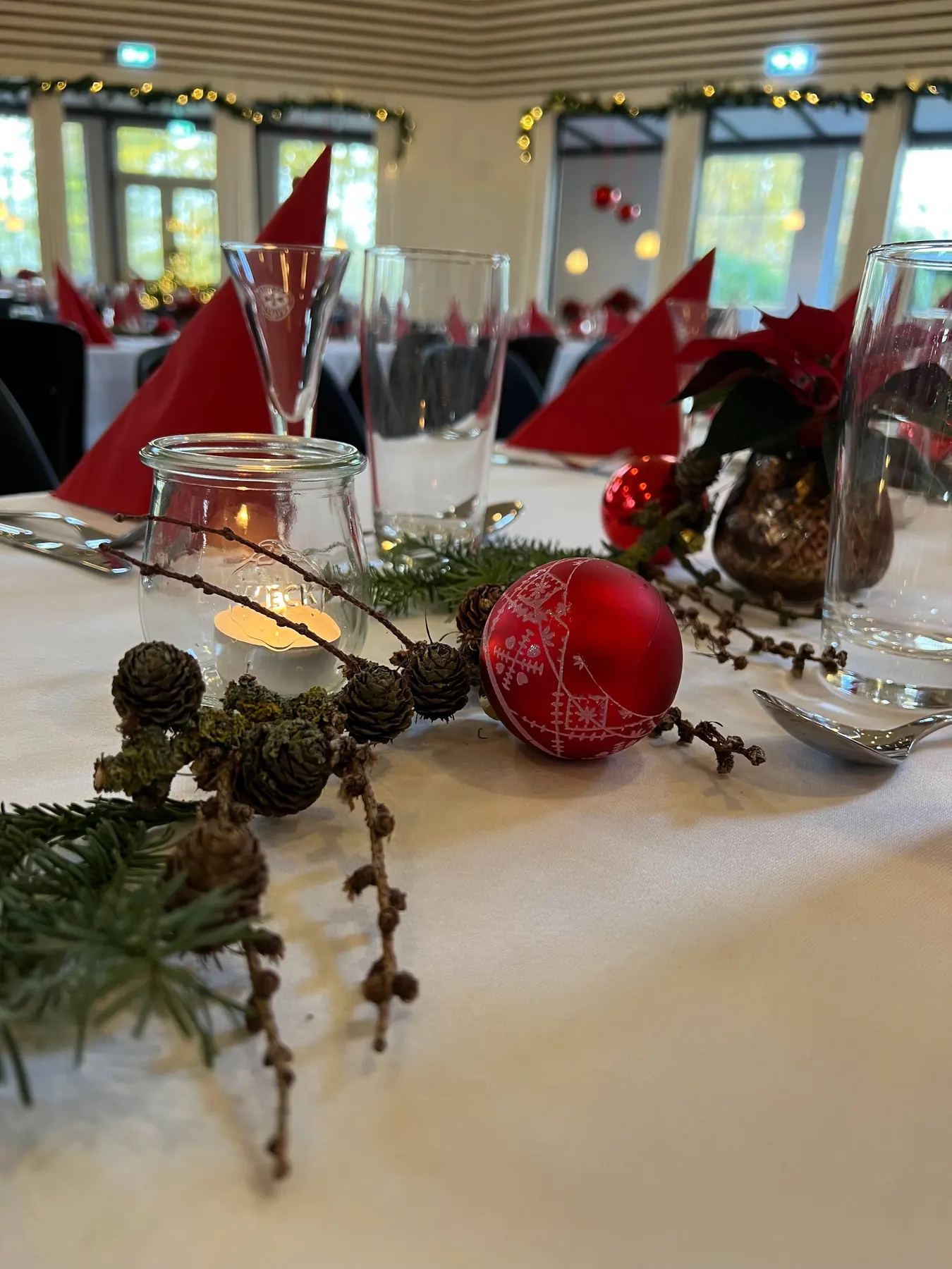 Juledækket bord med røde servietter og julepynt