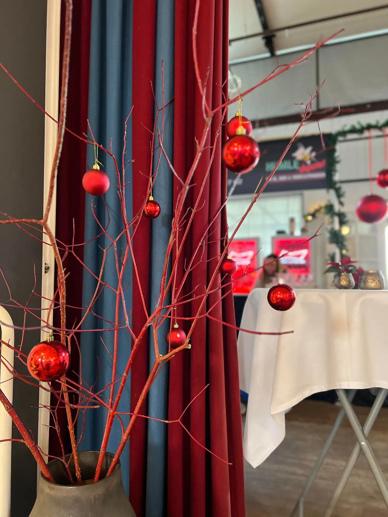 Julepyntet lokale med røde kugler og grene