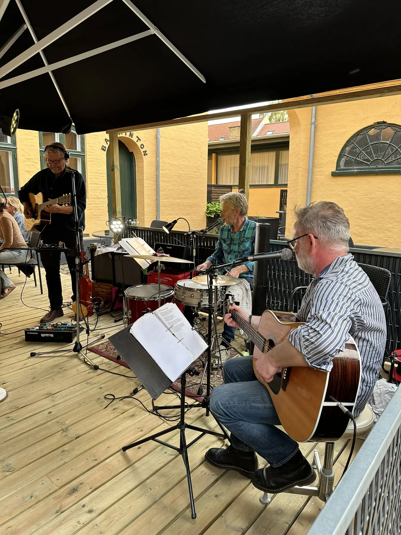 Band spiller livemusik på terrassen i gården