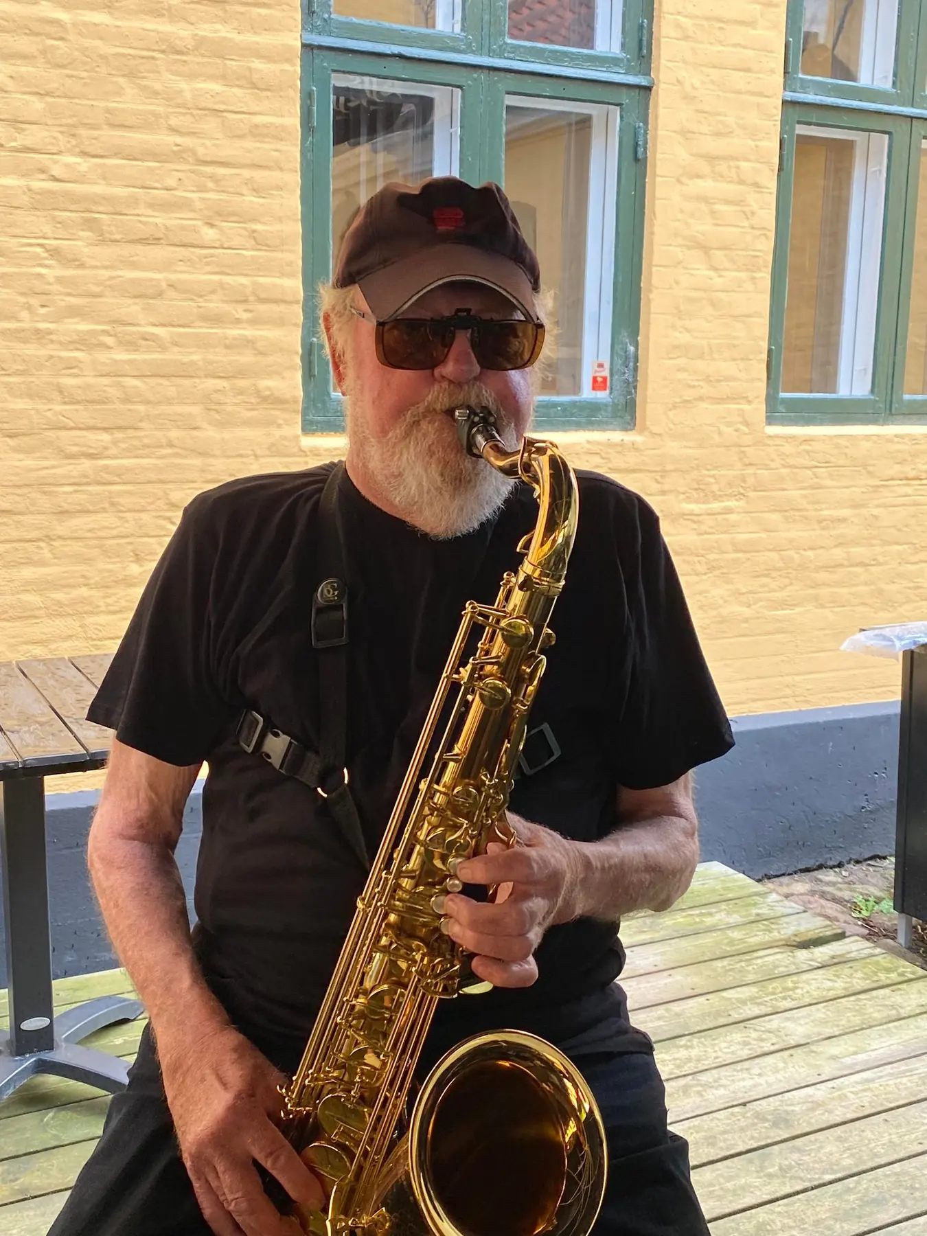 Saxofonist spiller på terrassen