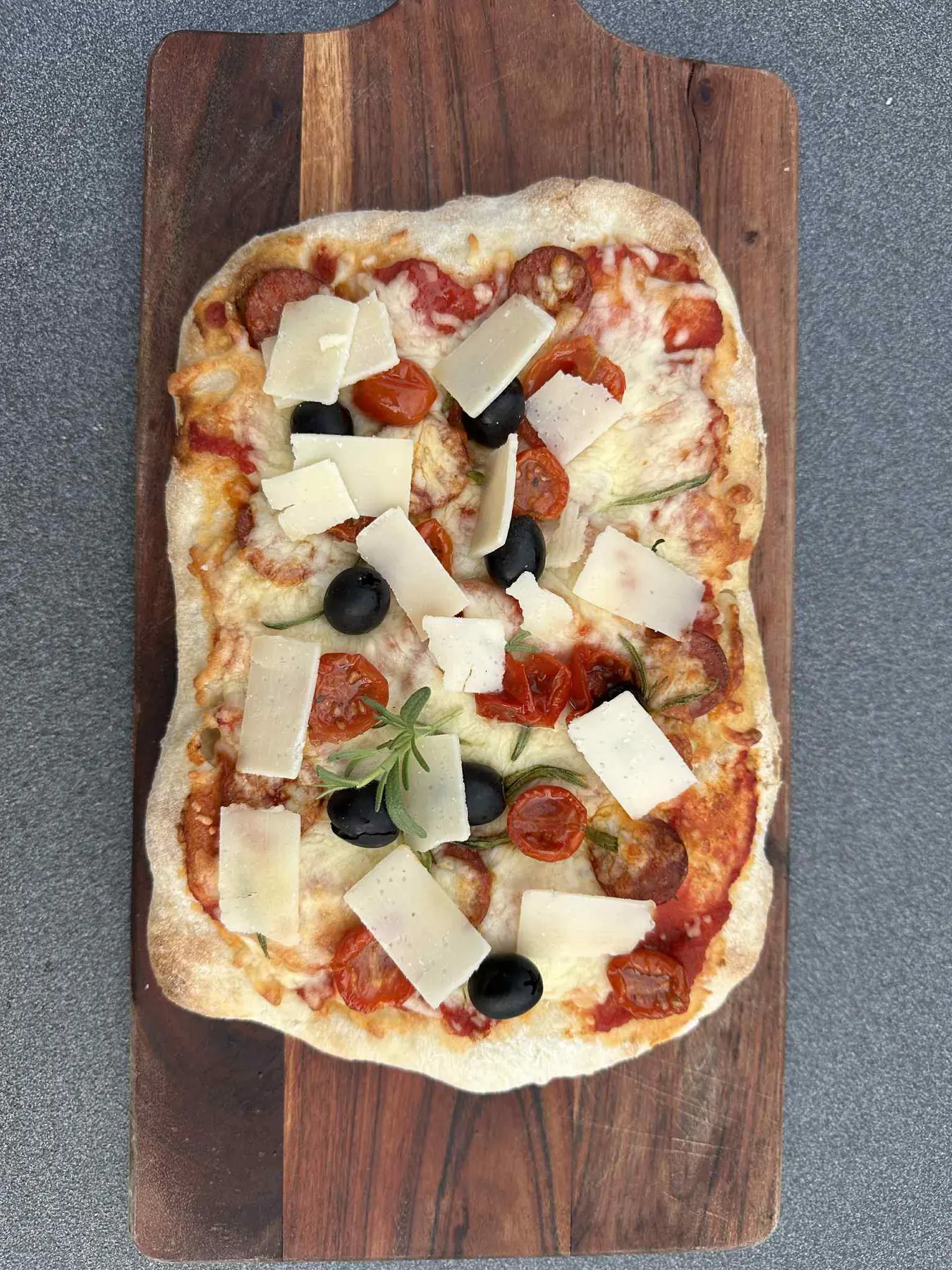 Surdejspizza med salami, ost og oliven