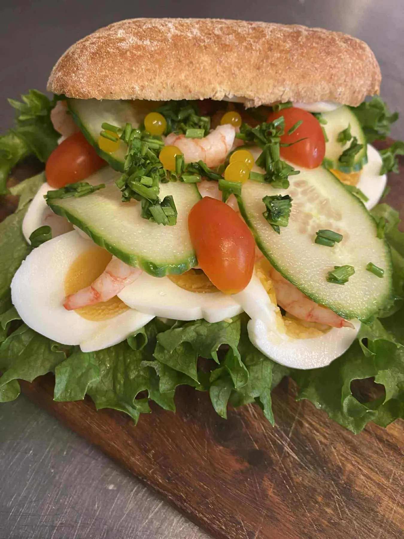 Sandwich med æg, rejer og agurk