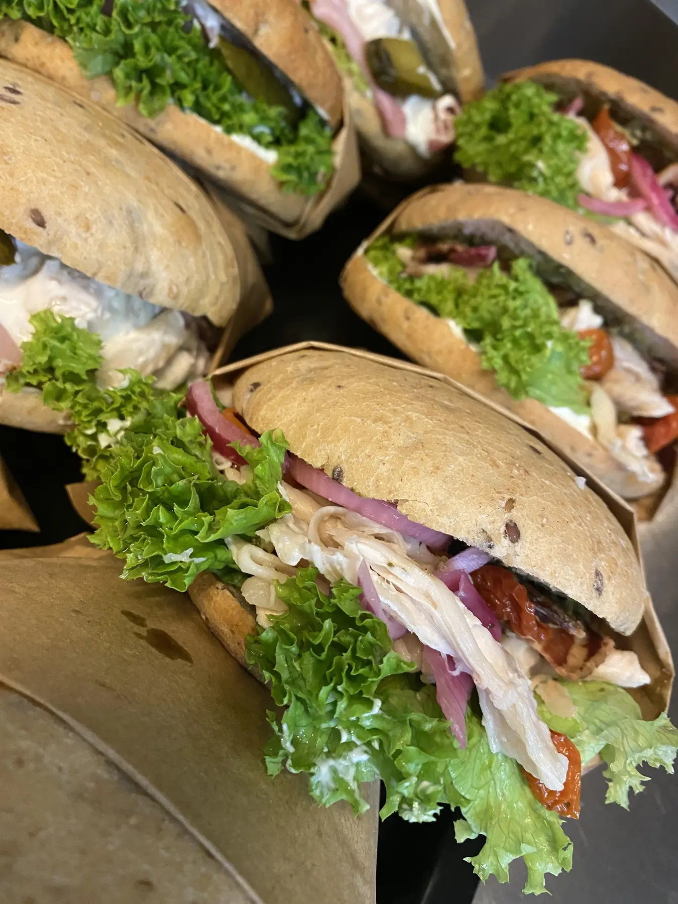 Luksus sandwich med kylling, salat og syltede rødløg