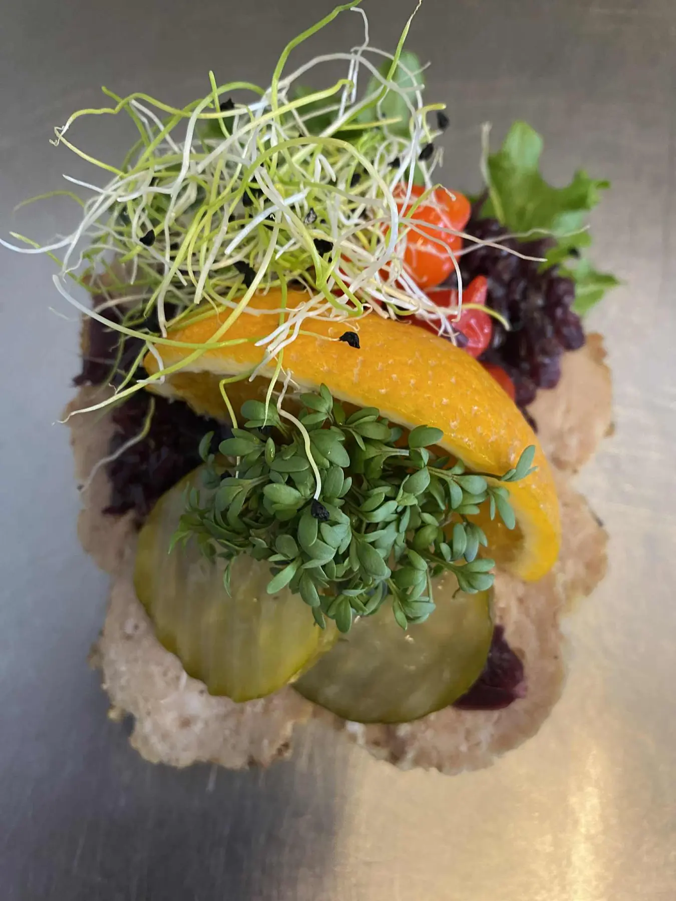 Smørrebrød med karse, appelsin og agurk