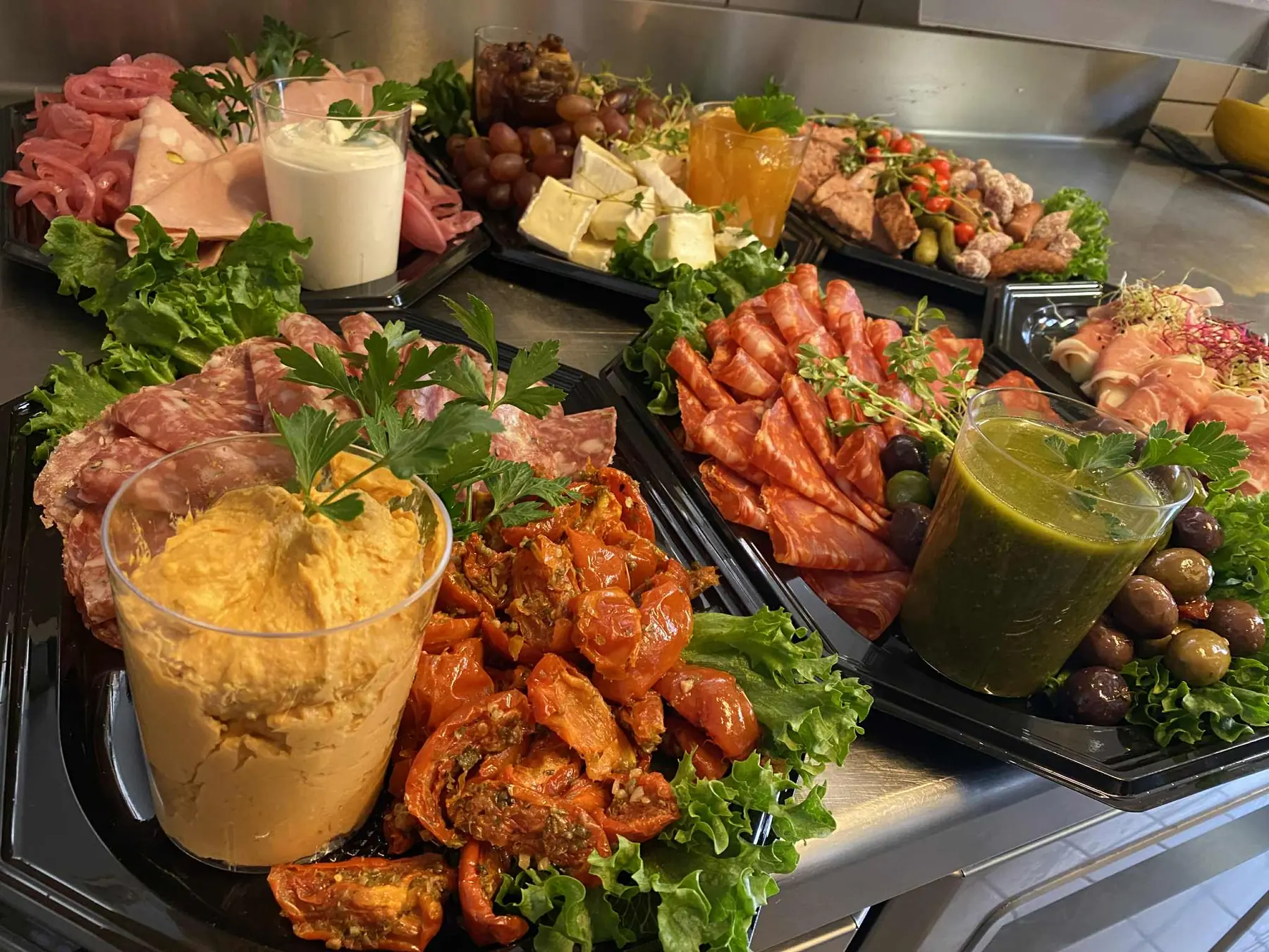 Tapasfade med pålæg, dip og grøntsager klar til afhentning