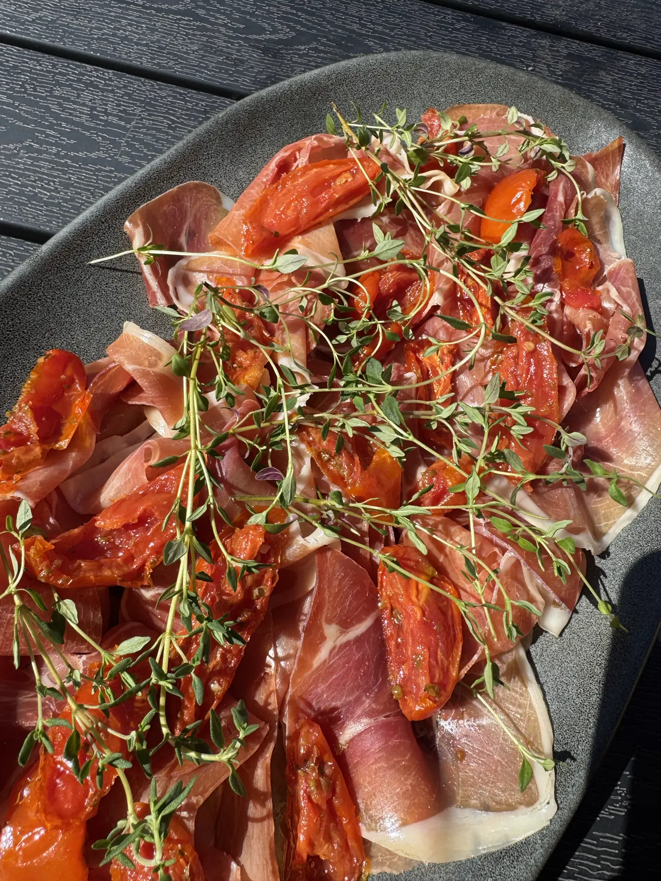 Fade med tapas, dip og oliven