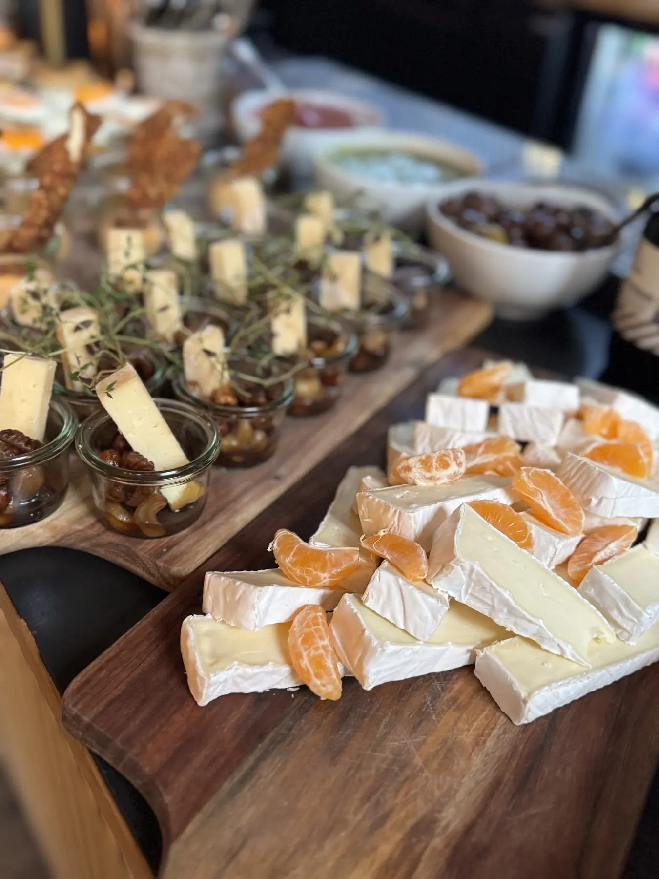 Tapasbord med oste, frugt og små glas