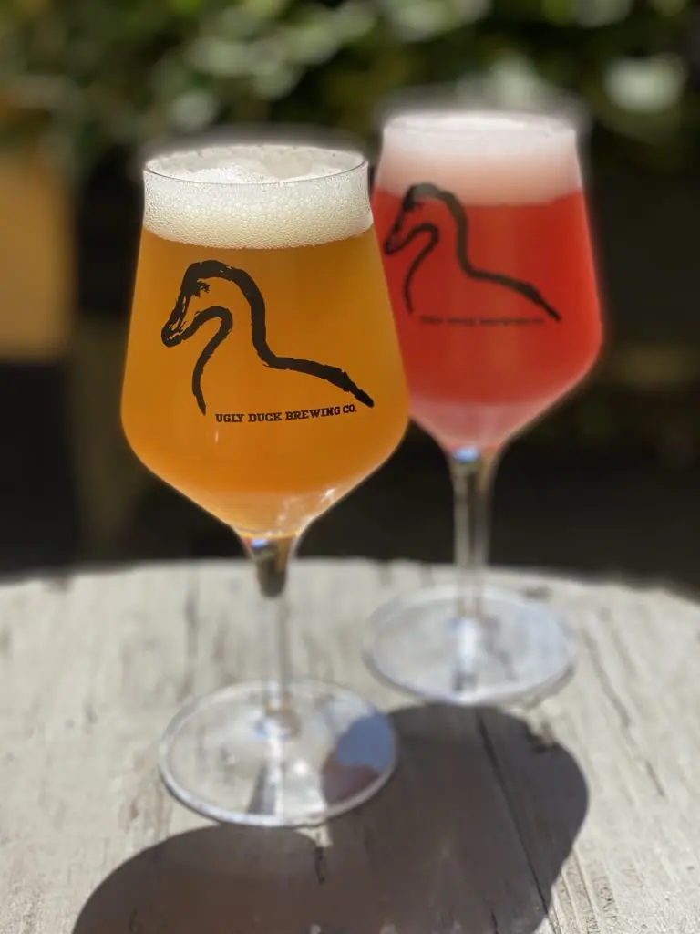 To glas øl med Skænkestuens logo